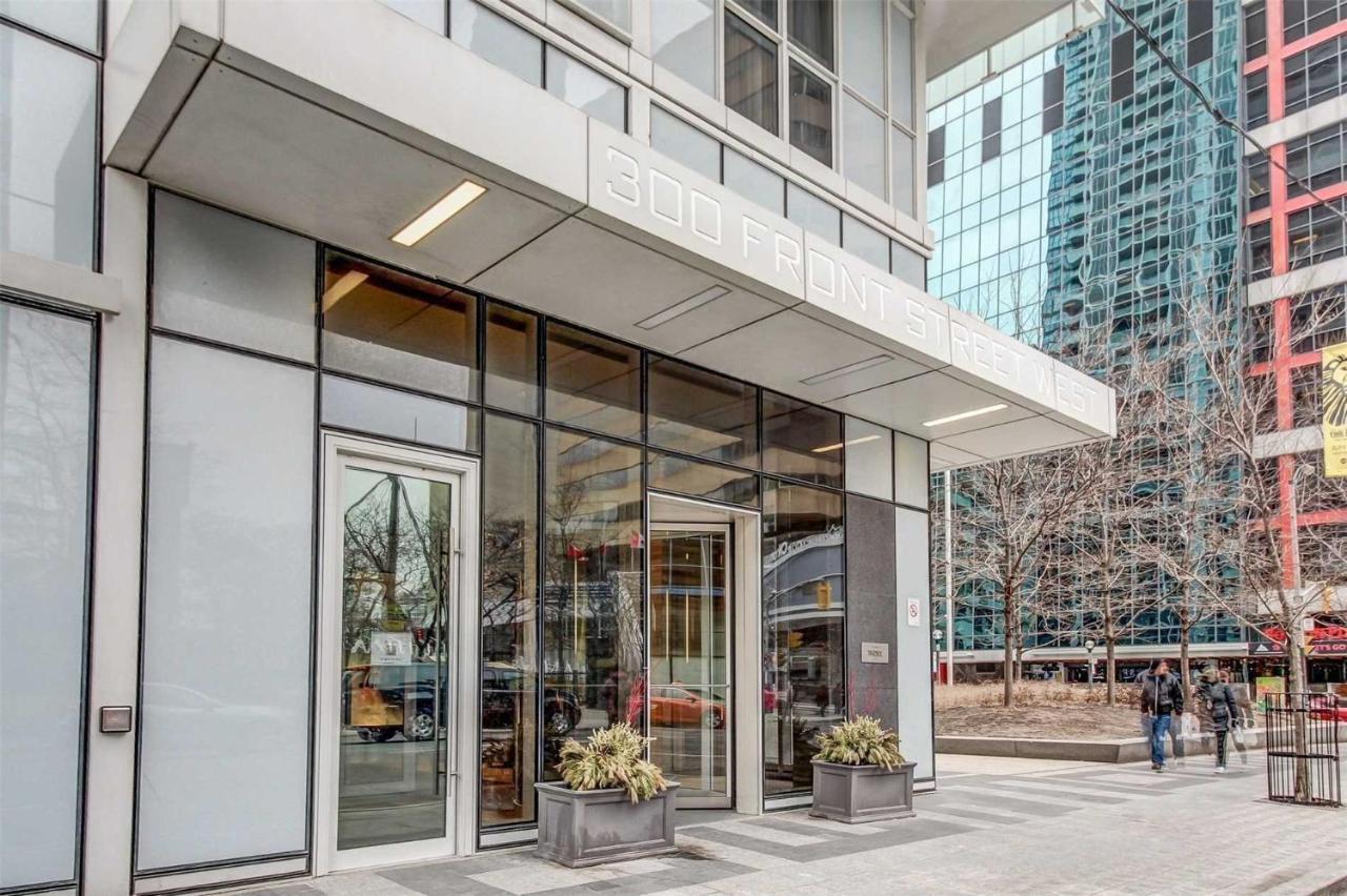 Front Street Suites Toronto Exterior photo